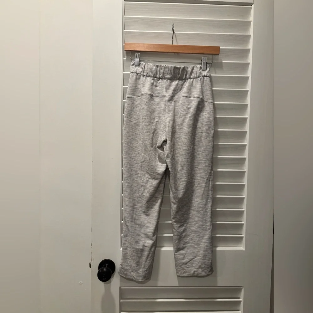 LULULEMON On The Fly Crop 23” Light Gray Joggers Travel Athletic Sweatpants 0